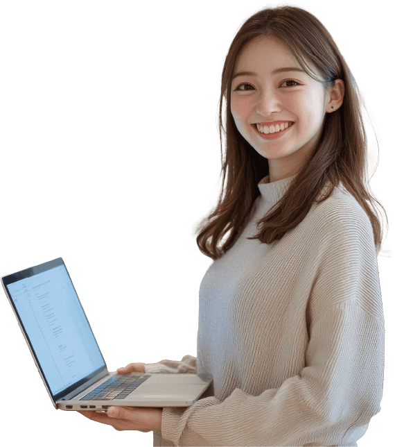 パソコン作業をしながらこちらに笑顔を向けている女性